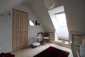 Habitación en el ático con puerta, mesa y ventana en Odense City B&B en Odense