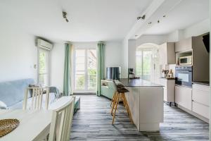 uma cozinha com armários brancos e uma bancada em Appartement tout équipé em Marselha