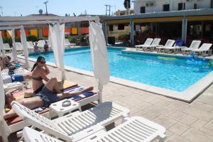 Bassein majutusasutuses Kavos Central või selle lähedal