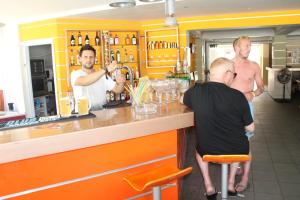 Majutusasutuse Kavos Central külastajad