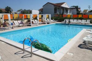 Bazén v ubytování Kavos Central nebo v jeho okolí