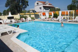 Bassein majutusasutuses Kavos Central või selle lähedal