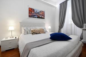 Un dormitorio con una cama con una almohada azul. en Notti A Roma, en Roma