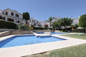Bazén v ubytovaní 4 Bedroom Townhouse 200 meters from the Beach! alebo v jeho blízkosti