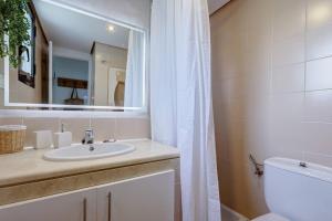 Kúpeľňa v ubytovaní 4 Bedroom Townhouse 200 meters from the Beach!