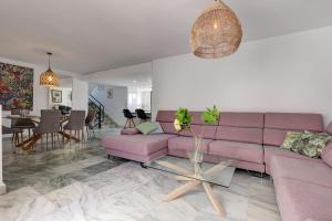 Posedenie v ubytovaní 4 Bedroom Townhouse 200 meters from the Beach!