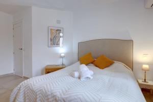 Posteľ alebo postele v izbe v ubytovaní 4 Bedroom Townhouse 200 meters from the Beach!