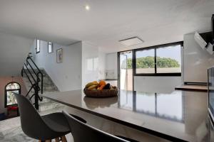 Posedenie v ubytovaní 4 Bedroom Townhouse 200 meters from the Beach!