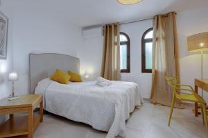 Posteľ alebo postele v izbe v ubytovaní 4 Bedroom Townhouse 200 meters from the Beach!