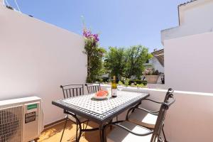 een klein balkon met een tafel en stoelen op een patio bij 4 Bedroom Townhouse 200 meters from the Beach! in Estepona