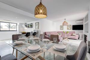 Posedenie v ubytovaní 4 Bedroom Townhouse 200 meters from the Beach!