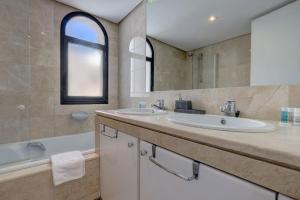 Kúpeľňa v ubytovaní 4 Bedroom Townhouse 200 meters from the Beach!