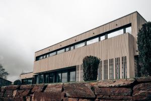 um edifício com uma parede de pedra em frente em Clos Nestor em Malmedy