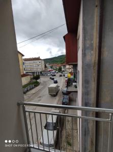 vistas a la calle desde el balcón de un edificio en Apartman Anelija en Nevesinje