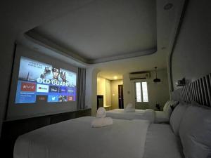 TV a/nebo společenská místnost v ubytování DiscoveryHome2 at Pratunammarket