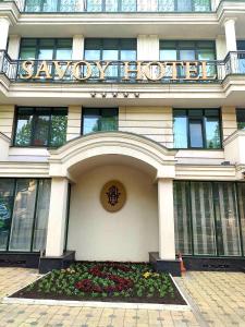 um edifício com uma placa na frente dele em Savoy Hotel em Chisinau