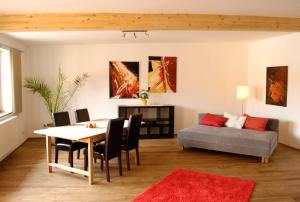 ein Wohnzimmer mit einem Tisch und einem Sofa in der Unterkunft Weingut Zuschmann-Schöfmann in Martinsdorf