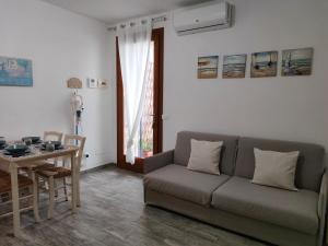 a living room with a couch and a table at Casa del Duca Portoferraio in Portoferraio