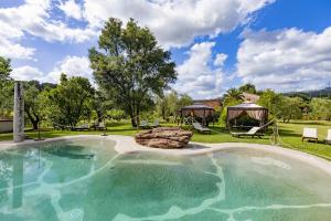 a swimming pool in a yard with a gazebo at Resort La Ghiaia in Sarzana