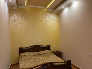 1 dormitorio pequeño con 1 cama en una habitación en Green House, en Pʼarakʼar