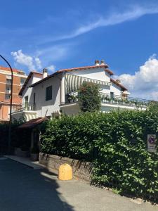 ein weißes Gebäude mit Balkon auf einer Straße in der Unterkunft Da Gianni al Mare in Lavagna