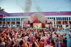 una multitud de personas de pie en frente de un escenario en Ibiza Rocks Hotel - Adults Only, en San Antonio