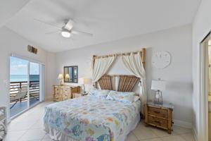 ein Schlafzimmer mit Bett und Meerblick in der Unterkunft Luxury Direct Beachfront Views - Crimson #201 in St Pete Beach + 55 Fotos