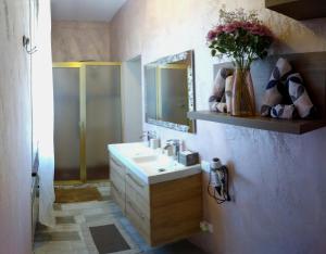 A bathroom at VILLA MOLINELLA