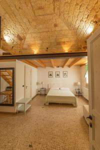 トリカーゼにあるB&B Casa Proboの木製の天井が特徴のベッドルーム1室(ベッド1台付)