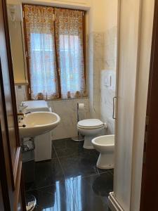 a bathroom with two toilets and a sink at Da Gianni al Mare in Lavagna