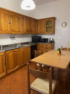 cocina con armarios de madera y mesa de madera en Da Gianni al Mare, en Lavagna