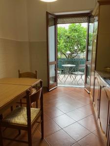 cocina con mesa y sillas y patio en Da Gianni al Mare, en Lavagna