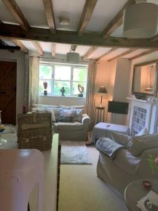 Self catering cottage in Market Bosworth في ماركت بوسوورث: غرفة معيشة بها كنبتين ونافذة