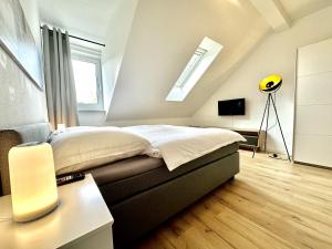 1 dormitorio con 1 cama y TV en Zentral gelegene DG-Wohnung mit 4 Schlafzimmern, en Eisenach