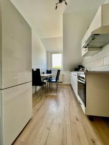 Kuchyň nebo kuchyňský kout v ubytování Zentral gelegene DG-Wohnung mit 4 Schlafzimmern