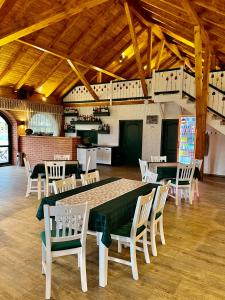 comedor con mesa y sillas en Biotour Camping & Restaurant en Ghimeş