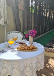 un tavolo con un piatto di pane e bicchieri di vino di Acogedora Suite con entrada independiente a El Puerto de Santa María
