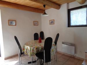 jadalnia ze stołem i krzesłami w obiekcie Lucciola 1 w mieście Menzonio