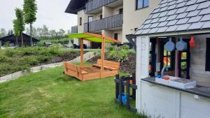 un jardín en el patio de un edificio en Apartmány na Krásné Vyhlídce en Liberec