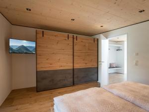 Un dormitorio con un gran armario de madera en una habitación en Ferienwohnung Auszeit am See en Lago Achen