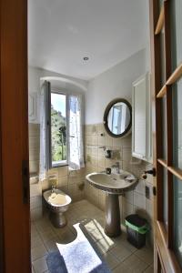 a bathroom with two sinks and a mirror at Mamaamelia in Levanto