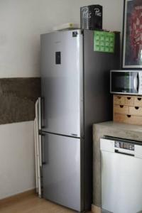 een keuken met een koelkast en een magnetron bij Vila Amarilis in Luz de Tavira