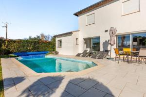 - une piscine dans l'arrière-cour d'une maison dans l'établissement Studio neuf avec acces piscine, à Valergues