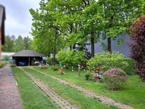 un modelo de jardín con árboles y un edificio en FWO Marlies 1a en Monplaisir