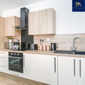 Una cocina con gabinetes blancos y un horno de estufa. en Pluxa The Hideaway - Fully private serviced apartment & parking, en Birmingham 37 fotos más