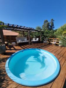 A piscina localizada em Chalés Encantos da Serra ou nos arredores