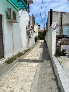 an alley in a village with a building at Wee Hoose in Skiathos Town