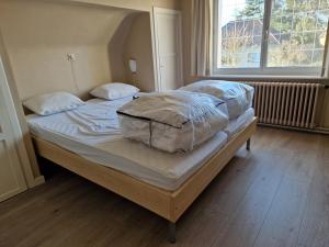 - un lit escamotable dans une chambre avec fenêtre dans l'établissement Premium Holidays - Holiday home Asteria at Sint Idesbald, à Coxyde