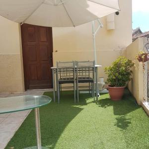 un patio con mesa, sombrilla y banco en Duxplex aux Portes Monaco, en Beausoleil