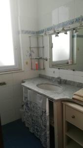 ein Bad mit einem Waschbecken und einem Spiegel in der Unterkunft Duxplex aux Portes Monaco in Beausoleil